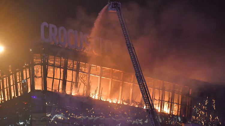Erst am Morgen kann der Großbrand in dem Konzertgebäude eingedämmt werden. 