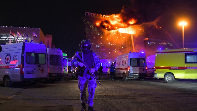 Der Angriff wurde von mehreren Bewaffneten auf die Crocus City Hall verübt, eine Konzerthalle im Nordwesten Moskaus.