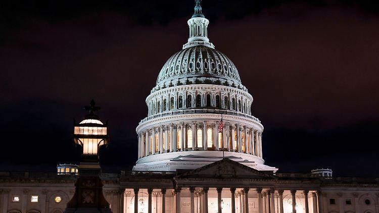 Das nun verabschiedete 1,2 Billionen US-Dollar (etwa 1,1 Billionen Euro) umfassende Haushaltspaket finanziert einen großen Teil der Geschäfte der US-Regierung. 