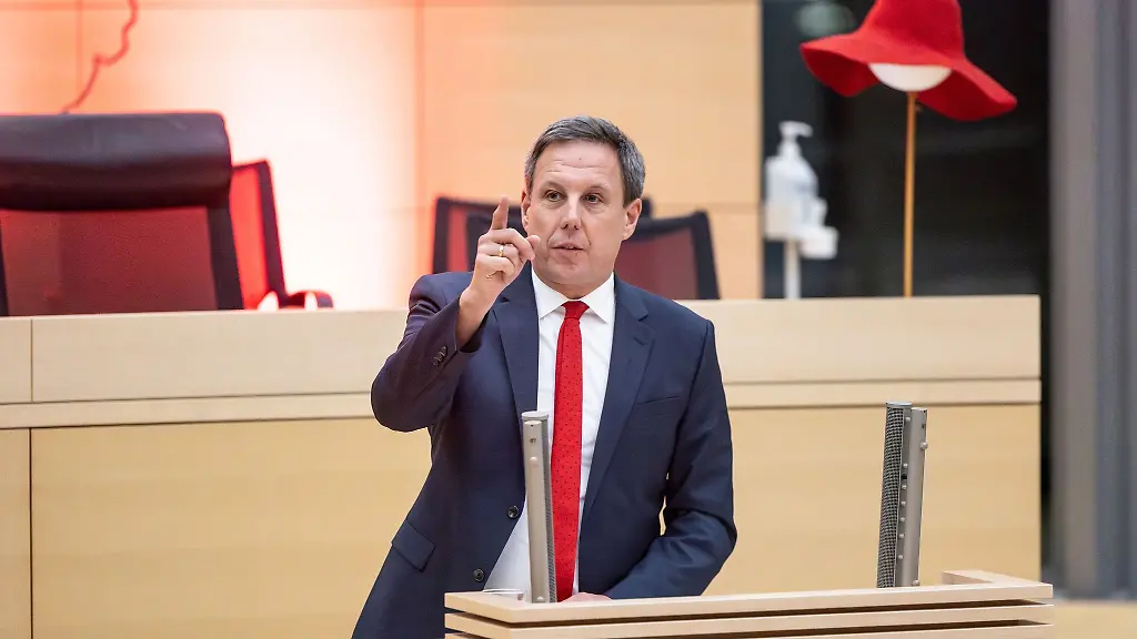 Der-SPD-Landtagsfraktionsvorsitzende-Thomas-Losse-Mueller-spricht-im-Plenarsaal-des-Kieler-Landtags