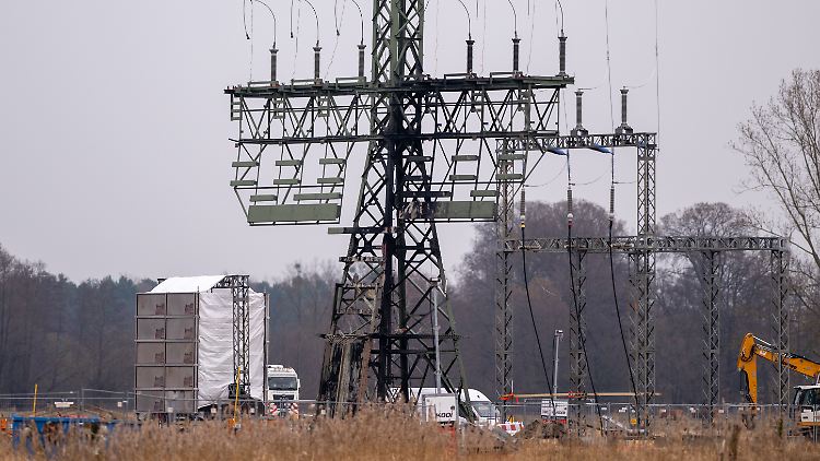 Der Strommast nahe dem Tesla-Werk in Grünheide weist schwere Brandspuren auf.