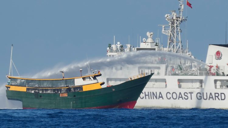 Das philippinische Versorgungsschiff "Unaizah May 4" wurde bereits Anfang März von der chinesischen Küstenwache beschossen.