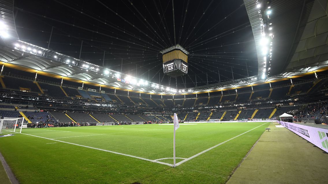 Bei geschlossenem Dach wird das Stadion von Eintracht Frankfurt zur Kampfsport-Arena.