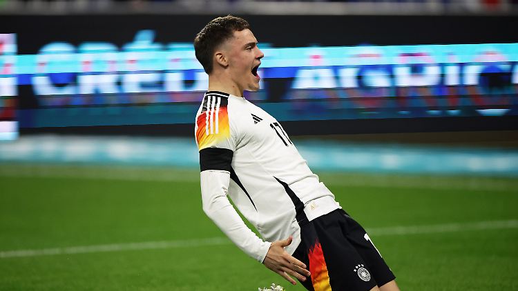 Florian Wirtz bejubelt seinen Rekordtreffer.