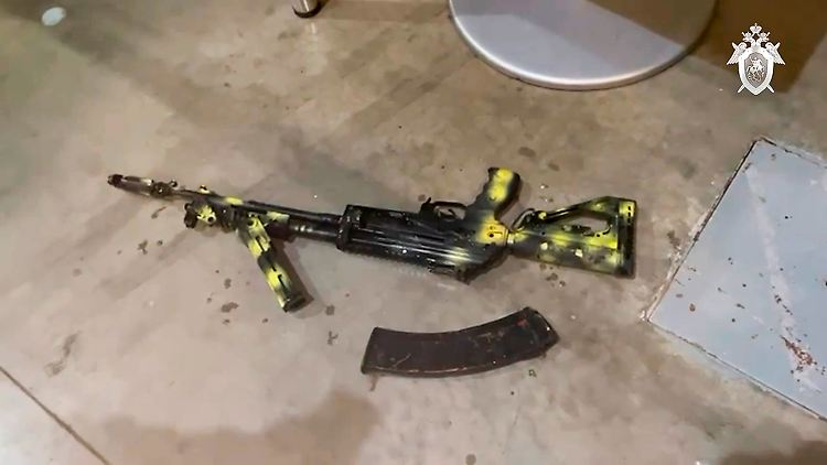 Das Bild des russischen Ermittlungskomitees zeigt ein Kalaschnikow-Sturmgewehr, das die Terroristen bei ihrem Anschlag in dem Konzerthaus einsetzten.