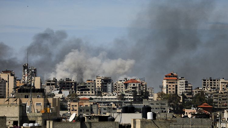 Aufsteigender Rauch über dem Schifa-Krankenhaus in Gaza-Stadt. 
