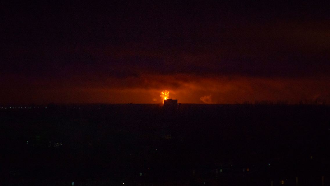 Ein Bild eines Angriffs auf die Region Lwiw in der Nacht.