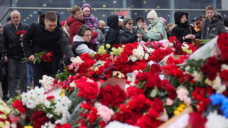 Hunderte Menschen legten Blumen und Spielzeug vor der Crocus City Hall nieder. 