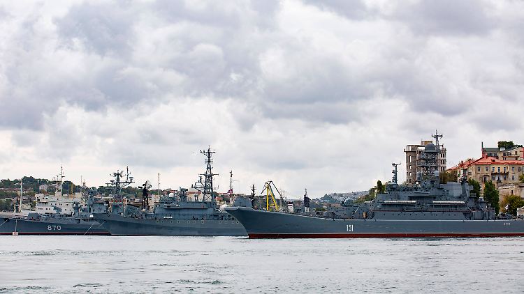 Das Landungsschiff "Asow" (Vordergrund) im Hafen von Sewastopol (Archivbild). 