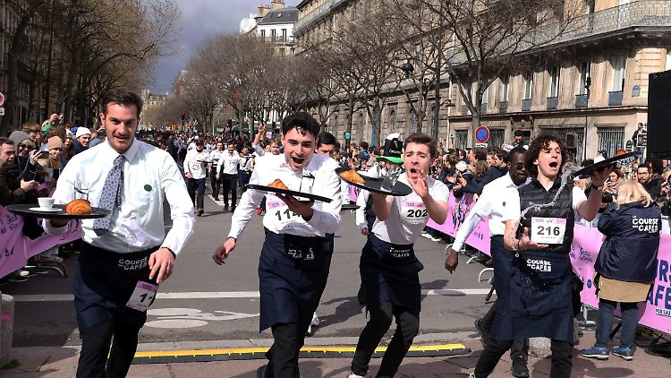 2 Kilometer mit Cafe, Croissant und Wasser durch Paris laufen - der legendäre Kellnerlauf ist zurück.