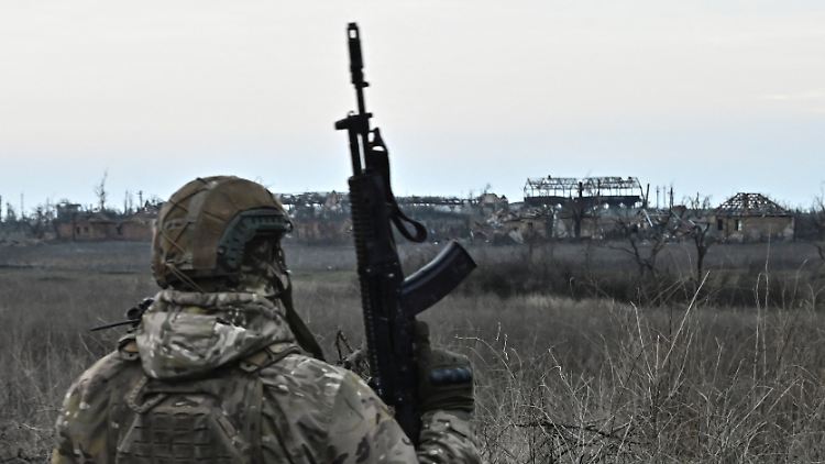 Ein ukrainischer Soldat blickt auf Häuser in dem zerstörten Dorf Robotyne. 