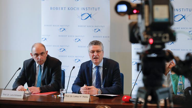 Der damalige RKI-Chef Lothar Wieler (r) mit seinem damaligen Stellvertreter Lars Schaade bei einer Pressekonferenz im Februar 2020.   