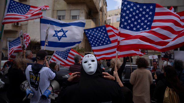 Angehörige der israelischen Geiseln demonstrieren am Freitag in Tel Aviv.