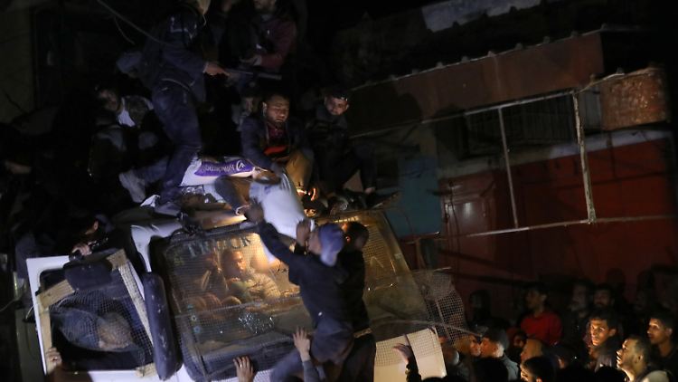 Jabalia im Norden des Gazastreifens: Ein LKW wird von Palästinensern am Freitag belagert. 
