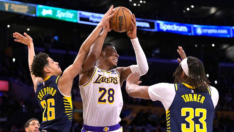 Rui Hachimura (Mitte) und die Lakers wühlten sich zum Sieg.