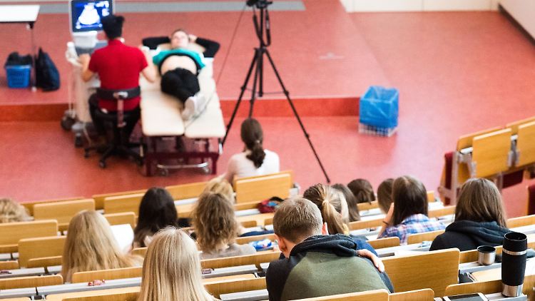 Wer ein Medizinstudium im Ausland in Betracht zieht, sollte Angebote und Kosten - auch für die Lebenshaltung vor Ort - genau vergleichen.