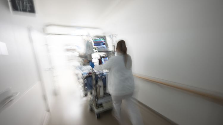 Vor allem in der Pflege arbeiten viele in Teilzeit - wegen der hohen Arbeitsbelastung.
