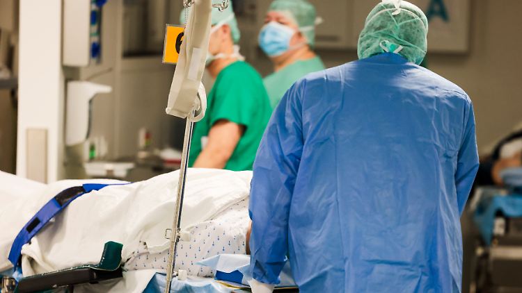 Bei Vollzeit-Fachkräften in der Pflege liegt der Lohn durchschnittlich bei 4067 Euro.