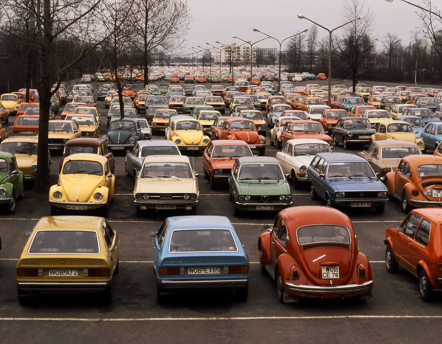 Der Volkswagen Golf ist das mit Abstand beliebteste Auto in Deutschland. Ganze Generationen haben ihre Fahrerlaubnis in dem Klassiker aus Wolfsburg gemacht. Nun wird der Käfer-Nachfolger 50 Jahre alt.