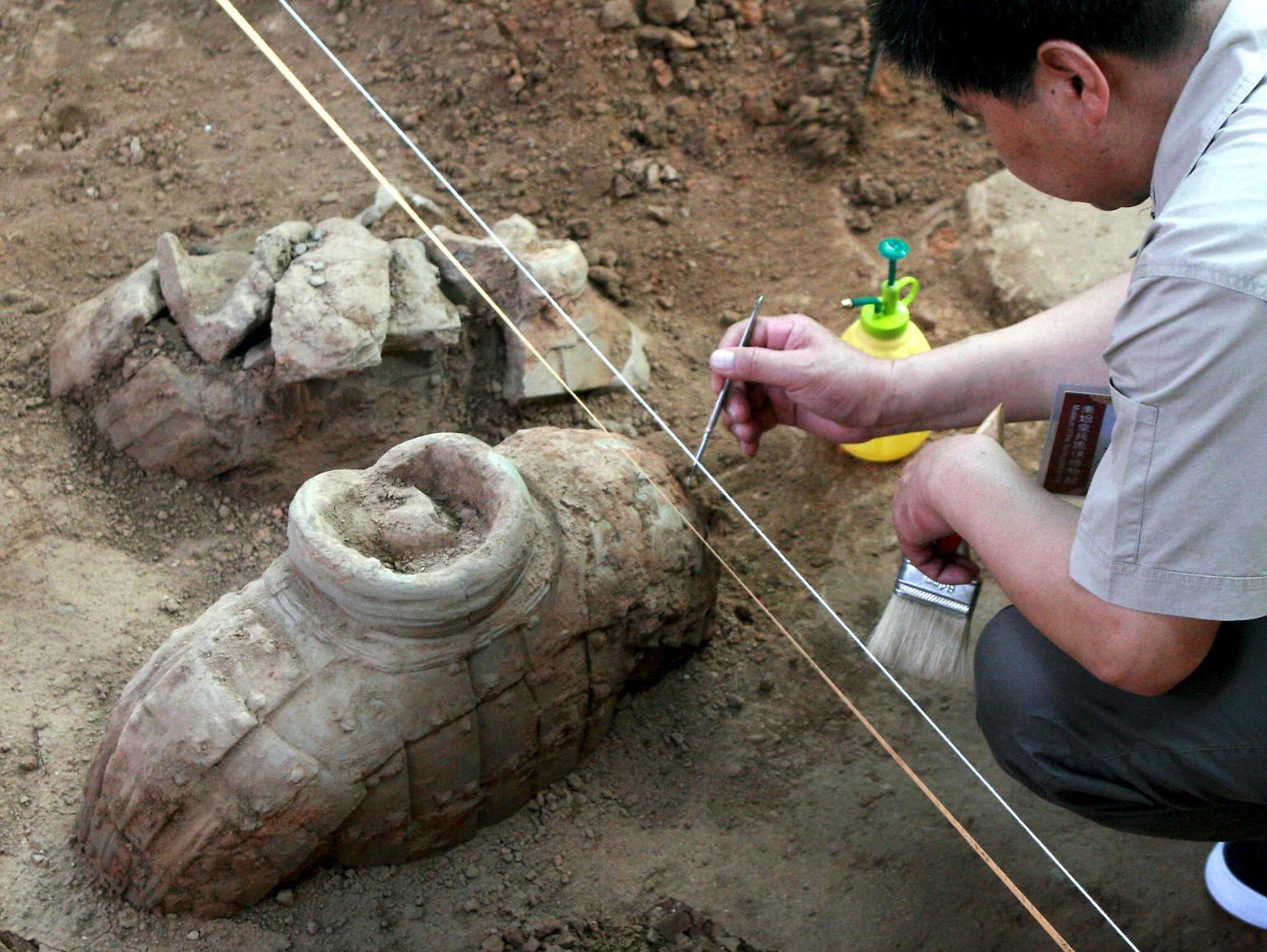 Am 29. März 1974 graben Bauern nordöstlich der zentralchinesischen Stadt Xi'an am Fuße des Lishan-Gebirges nach Wasser. Dabei stoßen sie auf etwas gänzlich Unerwartetes: ...