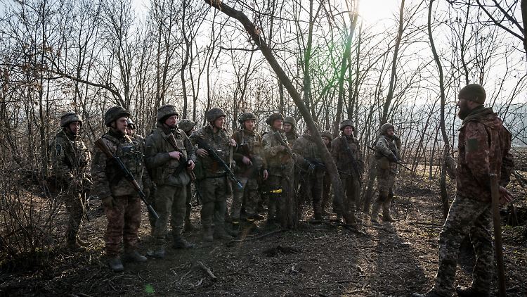 Ukrainische Soldaten an der Front. Noch sträubt sich Kiew gegen eine groß angelegte Mobilmachung.