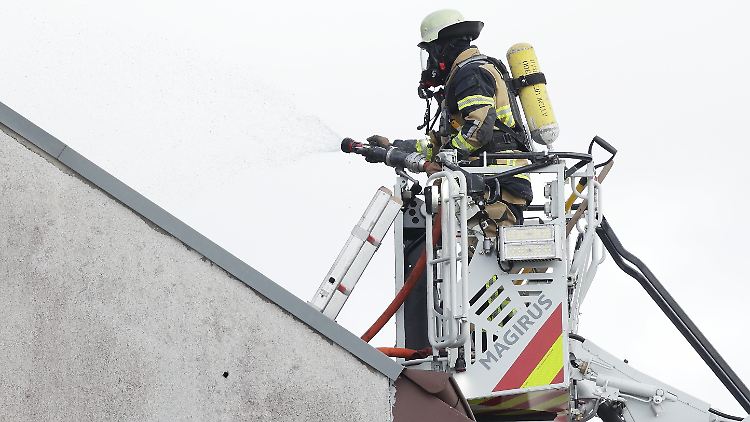 Beim Eintreffen der Einsatzkräfte soll das Treppenhaus des Altbaus bereits "rotglühend im Vollbrand gestanden" haben. 