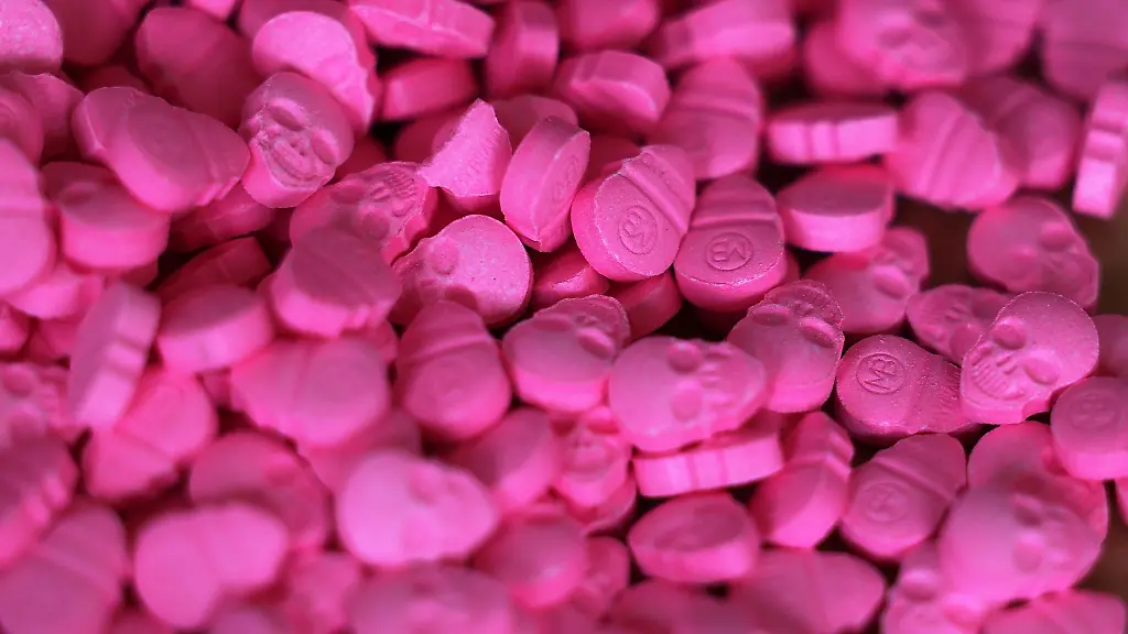 Ecstasy-Tabletten-in-Form-von-Totenkoepfen-liegen-in-einem-Zollamt-auf-einem-Tisch