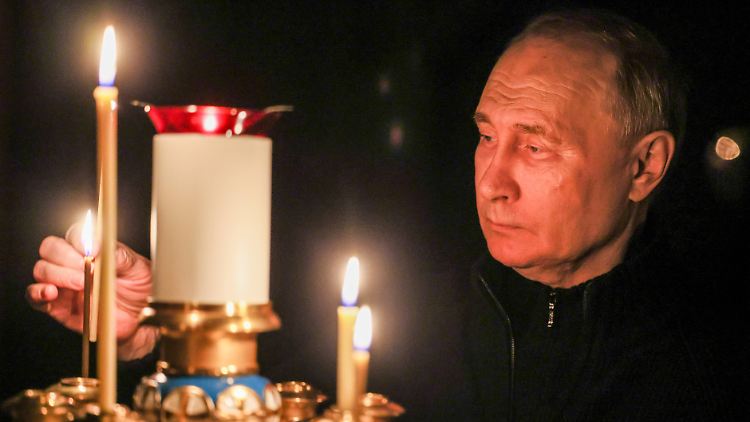 Ein Lichtlein brennt: Der einstige KGB-Agent Putin pflegt inzwischen ein Bild als treuer Diener Gottes.