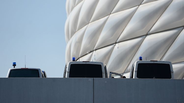 Fahrzeuge der Polizei stehen vor der Allianz Arena in München.