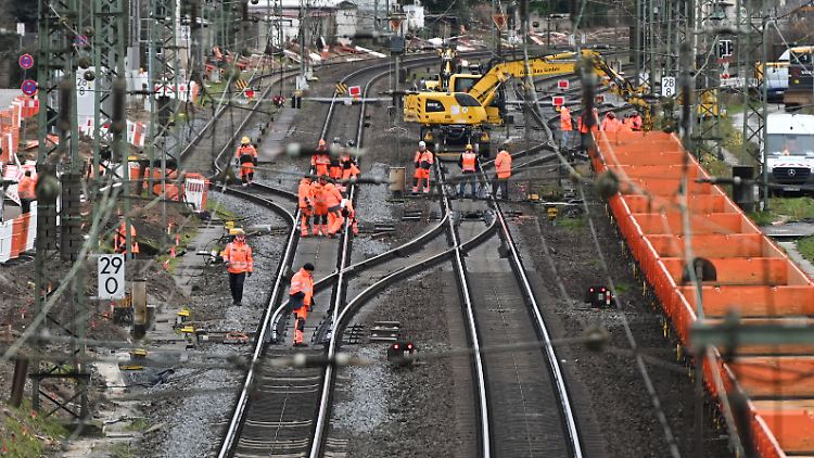Um das deutsche Schienen- und Straßennetz wieder in Schuss zu bringen, sind Milliardensummen nötig. 