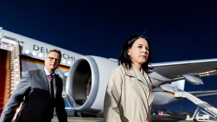 "Menschen können sich nicht in Luft auflösen", warnte Außenministerin Baerbock mit Blick auf die Lage in Rafah vor ihrem Abflug nach Israel.  