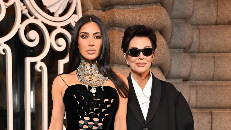 Kim Kardashian und ihre Mutter Kris Jenner auf der Fashion Week in Paris. 