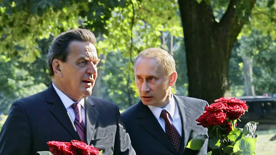 Ein Freund Schröders, wenn auch - trotz dessen Beteuerungen - kein lupenreiner Demokrat: Der Kanzler und Putin legen hier 2005 Blumen an Kants Grab in Kaliningrad nieder.