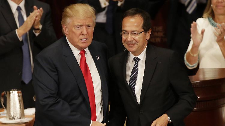 Der milliardenschwere Hedgefonds-Investor John Paulson (r.) wird als Schatten-Finanzminister einer möglichen Trump-Regierung gehandelt.
