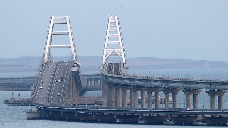 Die Brücke von Kertsch. Links der Autoverkehr, rechts die Zugverbindung.