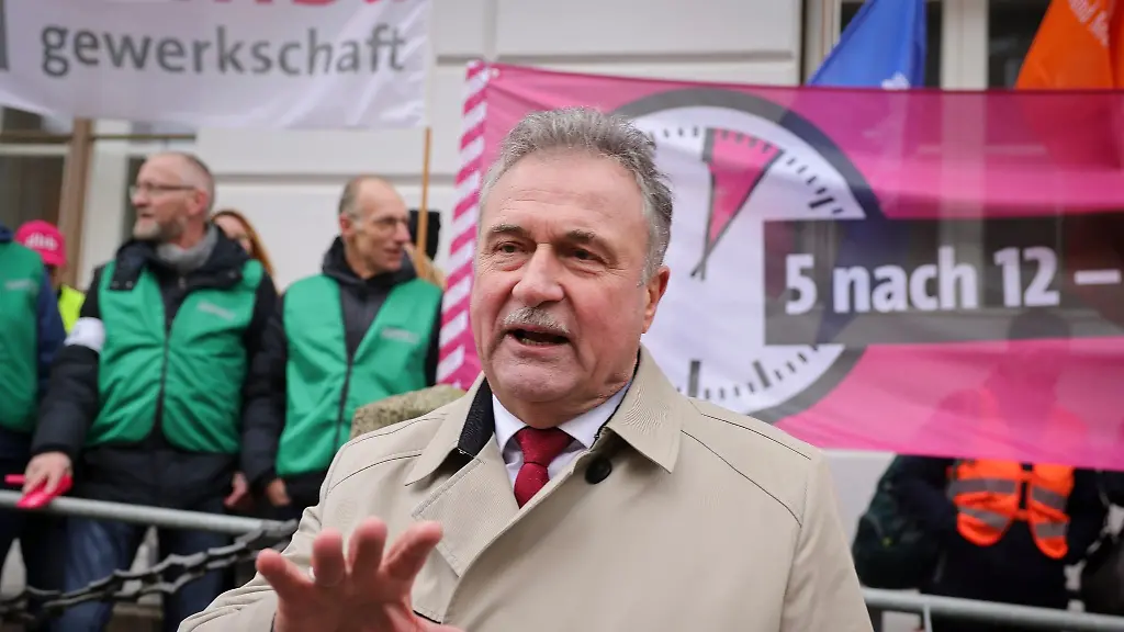 GDL-Chef-Claus-Weselsky-kritisiert-Nieten-in-Nadelstreifen-mit-Millionengehaeltern-die-keine-Ahnung-haetten-wie-man-eine-Eisenbahn-organisiert