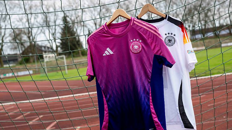 In Pink, nicht in Weiß - so spielt das DFB-Team gegen die Niederlande.