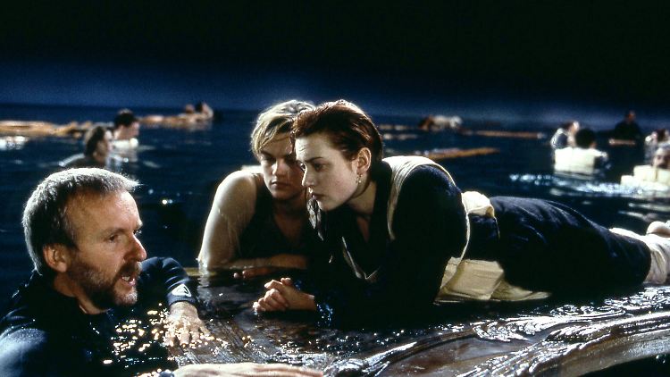 Eigentlich wäre Platz für zwei gewesen: Regisseur James Cameron (l.) bespricht die Szene mit seinen Hauptdarstellern Leonardo DiCaprio und Kate Winslet. 