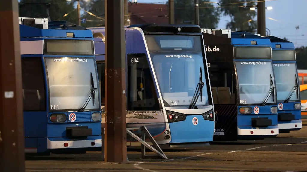 Im-Depot-der-Rostocker-Strassenbahn-AG-stehen-Strassenbahnen