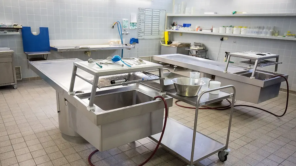 Blick-in-einen-Sektionsraum-fuer-Obduktionen