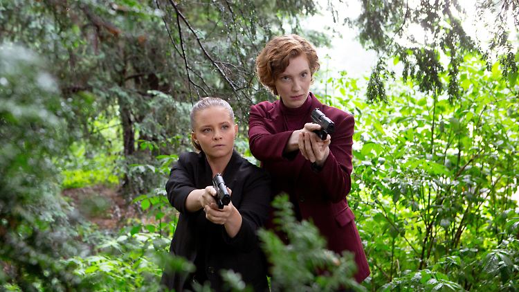 Der Fund einer Leiche führt Liv Moormann (Jasna Fritzi Bauer, l.) und Linda Selb (Luise Wolfram) in den Wald.