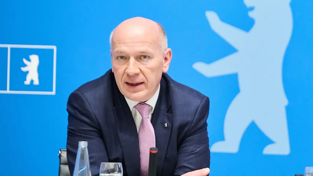 Kai-Wegner-spricht-auf-einer-Pressekonferenz-im-Roten-Rathaus