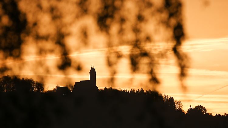Zauberhafte Bilder wie hier in Baden-Württemberg vor zwei Jahren gibt es zunächst nicht. Im Laufe der Woche könnte sich der Saharastaub aber dann zu erkennen geben. 