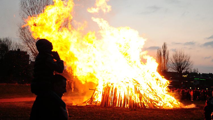 Ein großes Osterfeuer in Magdeburg, 2023.