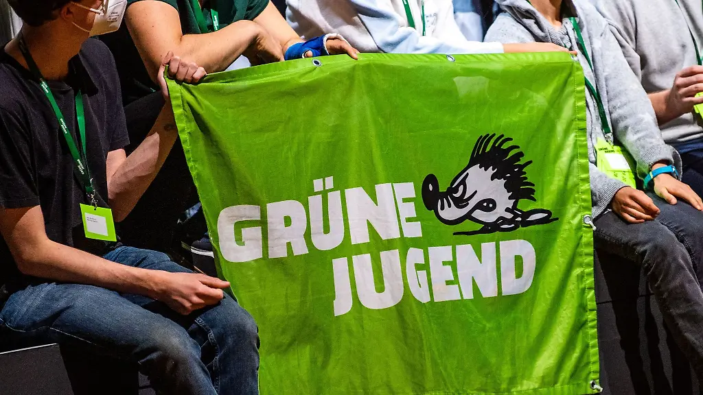 Ein-Banner-der-Gruenen-Jugend-wird-von-Teilnehmern-auf-einem-Kongress-gehalten