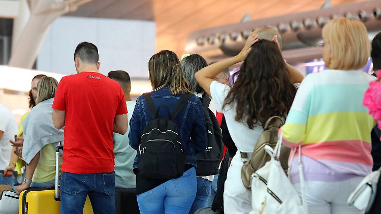 Betrüger stellten vermeintliche Urlaubsschnäppchen ins Internet und verleiteten ihre Opfer dazu, möglichst schnell zu buchen. Spätestens am Flughafen kam dann der Schock - das Angebot war gefälscht und das Geld weg.