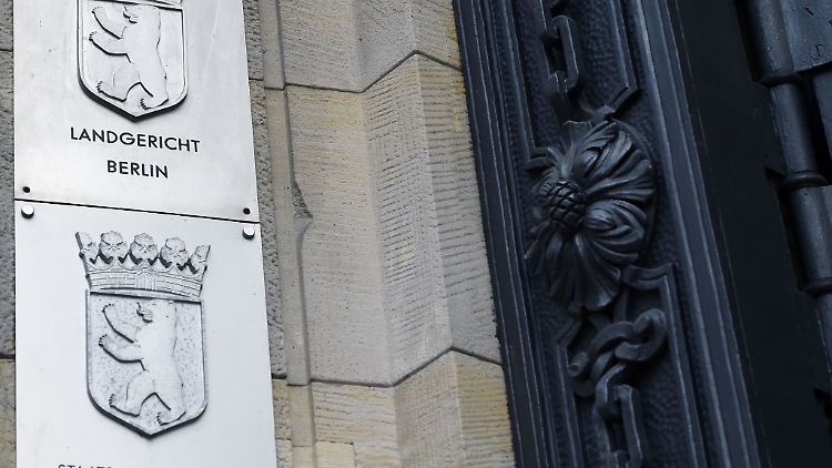 Beim Prozessauftakt im Landgericht Berlin Moabit erklärt der Angeklagte, nach Übergriffen sei zwar "das schlechte Gewissen gekommen" - Hilfe habe er sich aber nicht geholt. 