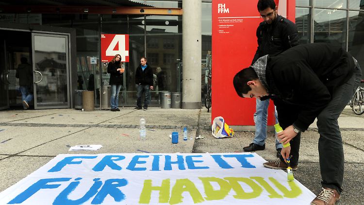 Studenten der Fachhochschule Frankfurt protestieren gegen die Festnahme ihres Kommilitonen.