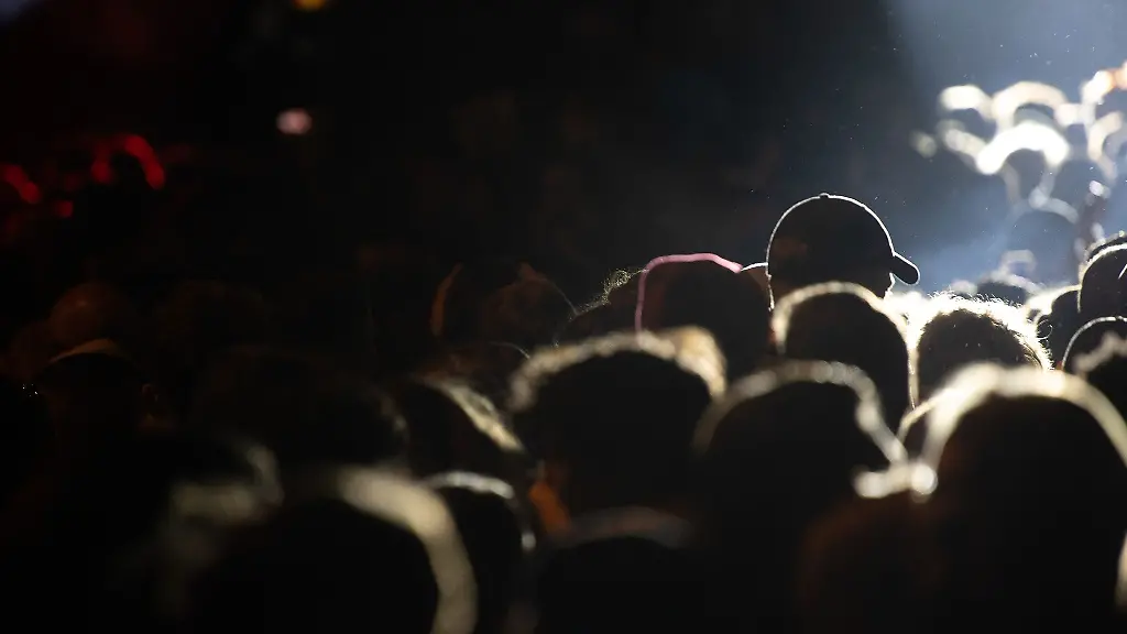 Menschen-tanzen-waehrend-eines-Konzerts