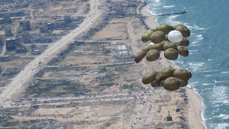 Die USA, Jordanien und andere Länder werfen seit gut einem Monat Hilfsgüter aus Militärflugzeugen ab.